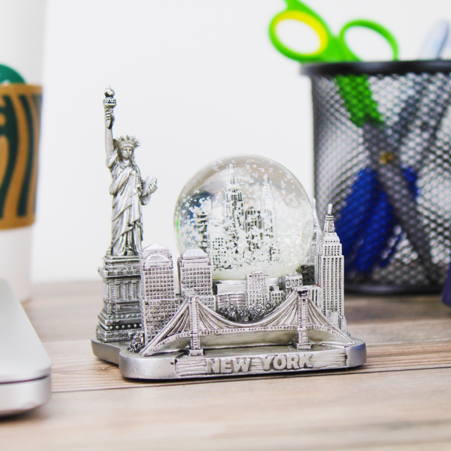 45MM Silver 4D-Base Cityscape "NEW YORK" Statue of Liberty Snow Globe
